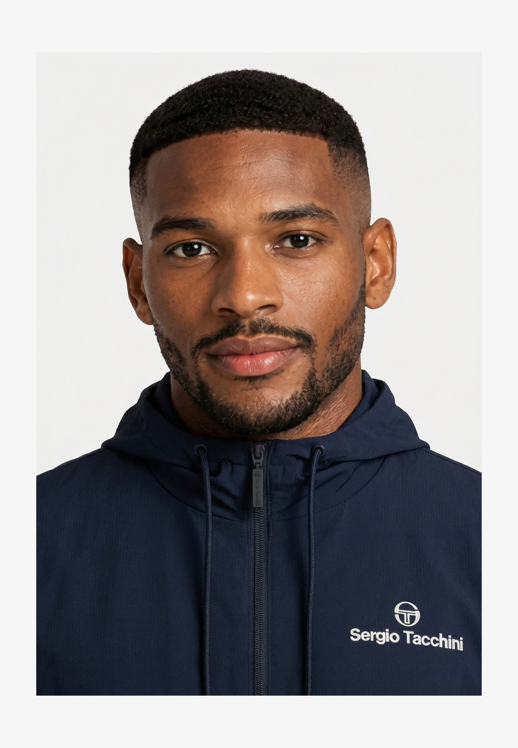 Felpa Con Cappuccio Uomo Sergio Tacchini – Modello Stadium, Colore Bianco. Comfort E Stile Sportivo In Puro Cotone, Ideale Per La Mezza Stagione.