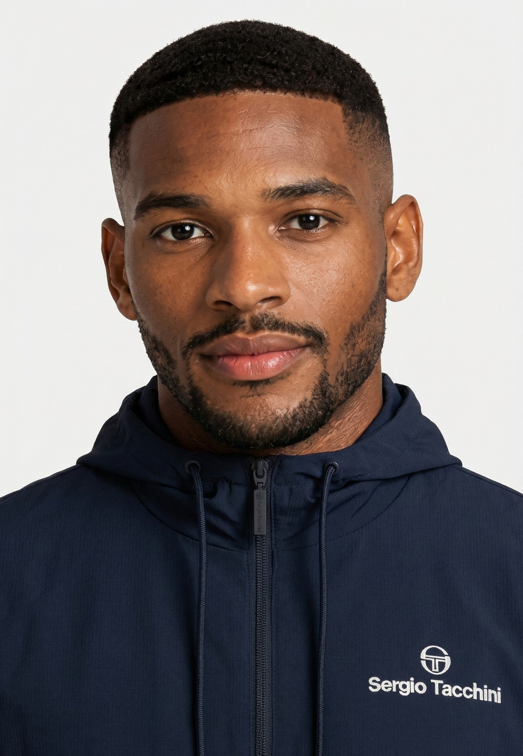 Felpa Con Cappuccio Uomo Sergio Tacchini – Modello Stadium, Colore Bianco. Comfort E Stile Sportivo In Puro Cotone, Ideale Per La Mezza Stagione.