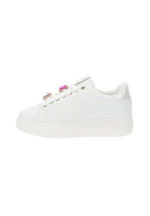 Sneaker bianco con tomaia in pelle liscia, punta tonda, suola piatta in gomma e occhielli decorativi gioiello in rosa e viola.
