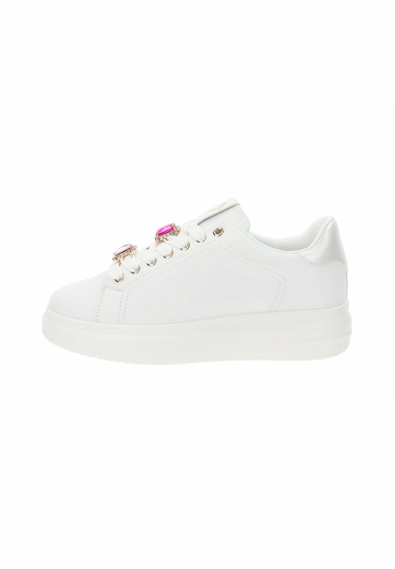 Sneaker bianco con tomaia in pelle liscia, punta tonda, suola piatta in gomma e occhielli decorativi gioiello in rosa e viola.