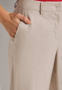Beige broek van gestructureerde stof, met een zijzak, rechte pijp en een platte tailleband.