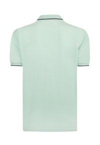 Polo de color verde menta claro con una textura suave, mangas cortas y ribete en azul marino contrastante en el cuello y los bordes de las mangas.