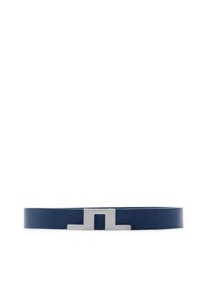 Ceinture en cuir bleu marine avec une boucle rectangulaire argentée présentant un motif découpé centré, affichée horizontalement.