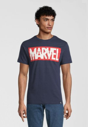 Mørkeblå bomulds T-shirt med et stort rødt "MARVEL" grafisk logo i blokbogstaver. Korte ærmer og rund halsudskæring. Casual pasform.