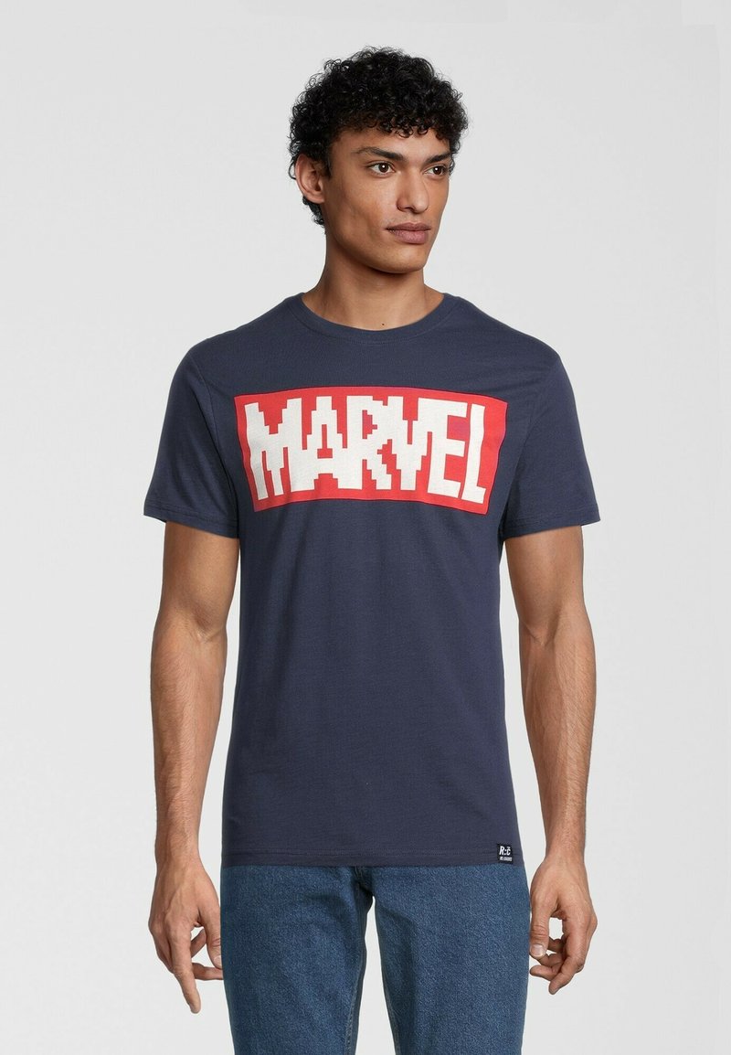 Mörkblå bomull T-shirt med ett stort röd "MARVEL"-tryck i blockbokstäver. Korta ärmar och rundad halsringning. Avslappnad passform.