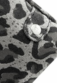 DEPECHE Mobilfodral - grey leo print