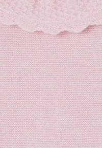 Tissu tricoté rose avec une texture douce, présentant un bord festonné en haut, créant un look en couches. L'apparence générale est lisse et uniforme.