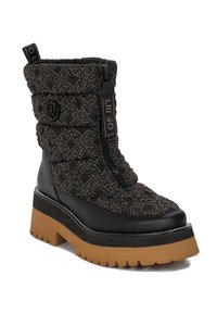 Czarne pikowane botki za kostkę z gumową platformą, ozdobione dekoracyjnym przeszyciem, z bocznym zamkiem błyskawicznym i akcentem logo z przodu.