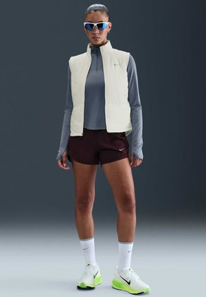 Nike Performance, W NK SWIFT TF FILL VEST - Елек - sail reflective silv