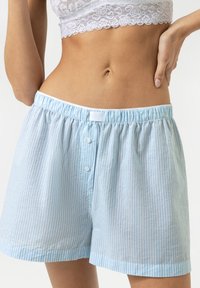 Lichtblauwe gestreepte shorts van zachte stof, met een elastische tailleband en twee knopen aan de voorkant voor sluiting.