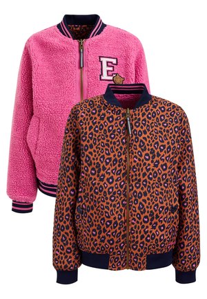 Veste réversible avec un côté en polaire rose avec écusson lettre E, et l'autre côté marron avec imprimé léopard rose et noir, les deux avec col rayé marine.