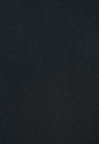 Tissu bleu marine foncé avec une texture en maille fine et serrée ainsi qu’un motif diagonal subtil.