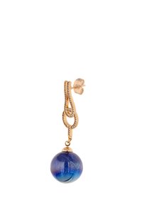Boucles d'oreilles pendantes en ton or avec une boucle décorative ornée de cristaux transparents, tenant une grande perle en verre bleue à la texture scintillante.
