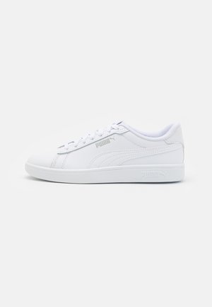 Zapatillas deportivas blancas con un material sintético liso, diseño con cordones, punta redonda y un sutil logo gris en el lateral y la parte trasera.