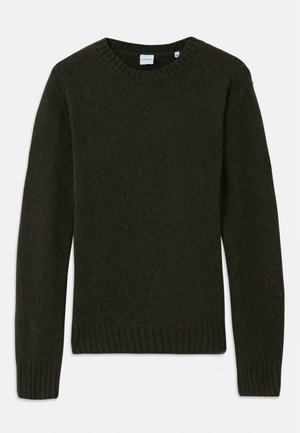 Suéter de color verde oscuro tejido, con cuello redondo, puños y dobladillo acanalados. Textura suave, mangas largas y diseño sencillo sin patrones.