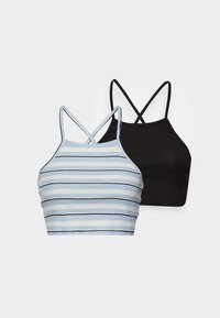 Dois tops cropped: um em azul claro com riscas horizontais e pormenores pretos, o outro totalmente preto. Feitos de tecido canelado com alças finas.