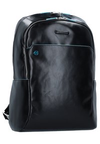 Sac à dos en cuir noir avec une texture lisse, accents bleus, deux compartiments zippés et poches latérales pour un rangement supplémentaire.