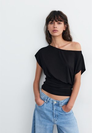 PULL&BEAR GATHERED ASYMETRIC TOP - ASYMMETRIC TOP - T-shirt imprimé - black