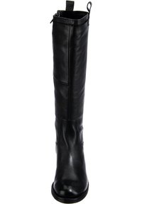 Boot in pelle nera al ginocchio con una texture liscia, nappina nella parte superiore e design a punta arrotondata. Presenta cuciture e dettagli minimi.