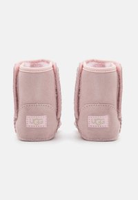 UGG BABY CLASSIC AND LOVEY UNISEX - Prvi čevlji - seashell pink