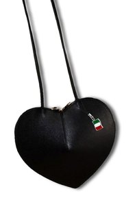 Schwarze herzförmige Handtasche aus strukturiertem Material, mit einem goldenen Reißverschluss und einem kleinen italienischen Flaggenanhänger, der am Reißverschlussgriff befestigt ist.