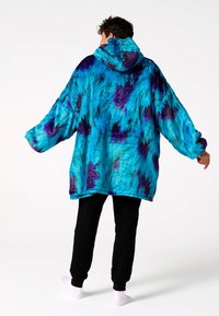 Permadidelis džemperis su gaubtu mėlynos ir violetinės surišimo dažymo spalvų raštu, pagamintas iš minkštos medžiagos. Turi gaubtą ir ilgus rankogalius, stilingas laisvo silueto.