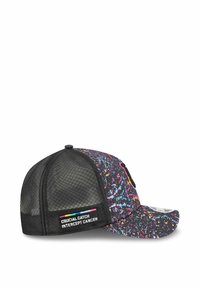 La casquette présente un dos en maille noire avec un motif éclaboussé coloré à l'avant, et une étiquette indiquant "Crucial Catch Intercept Cancer."