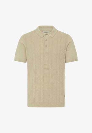 Béžové pletené polo tričko s krátkym rukávom a žerzejovou textúrou, so zapínaním na tri gombíky a klasickým golierom, položené na bielom pozadí.