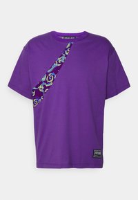 Versace Jeans Couture T-shirt med print - purple