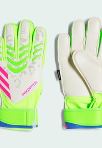 Guantes de portero de color verde neón con palmas blancas. Presentan patrones de agarre texturizados, acentos en rosa y una correa azul. Incluyen la marca 'PREDATOR'.