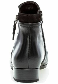 Schwarze Leder-Stiefeletten mit runder Zehenpartie, vertikalen Nahtdetails, seitlichem Reißverschluss und niedrigem Blockabsatz. Weiche Wildleder-Akzente an der Oberseite.