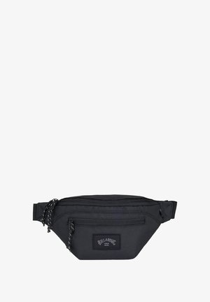 Zwarte heuptas gemaakt van duurzaam doek met een gestructureerde afwerking, voorzien van twee met rits afgesloten vakken en een verstelbare riem. Billabong-logo prominent weergegeven.