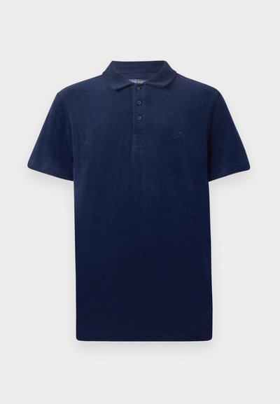 Camisa polo azul marino de tela suave, con un cuello clásico, tapeta de tres botones y un logo bordado en el pecho.