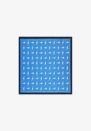 Kwadratowa jedwabna chustka z powtarzającym się wzorem białych i czarnych kotów na żywym niebieskim tle, otoczona czarną ramką.