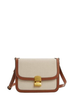 Beige stoffen crossbodytas met bruine leren biezen en verstelbare riem, met een rechthoekige gouden metalen sluiting.