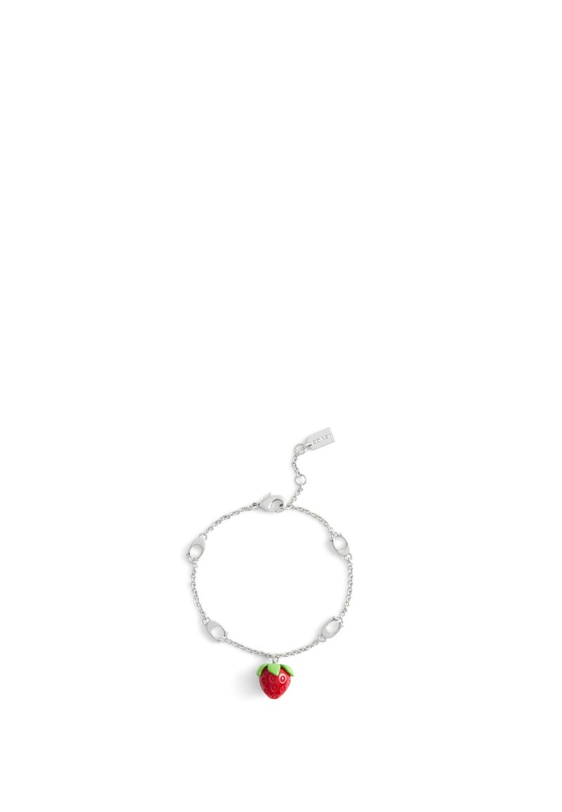 Bracelet en chaîne argentée avec un charme en forme de fraise rouge avec des feuilles vertes, des maillons lisses alternés et une petite étiquette.