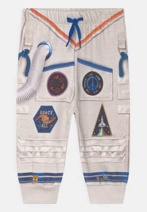 Helle astronautenfreie Hosen mit Taschen, blauen Akzenten und strukturierten Mustern. Verfügt über verschiedene bunte, raumbezogene Patches und Designs.