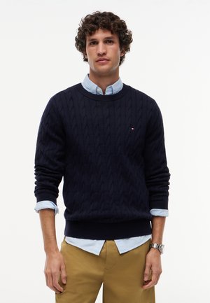 Tommy Hilfiger, CLASSIC CABLE CREW NECK  ELEVATED ESSENTIALS - Striktrøje - desert sky