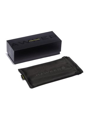 Cutie dreptunghiulară neagră cu text embossat "HAWKERS", alături de o husă din material textil negru cu închidere prin șnur, având de asemenea brandingul "HAWKERS".