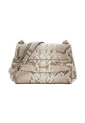 Sac à main beige en peau de serpent avec une bandoulière chaîne dorée, présentant un rabat avant plat avec une fermeture métallique et un détail de logo de la marque embossé.