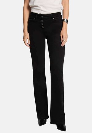 Jean noir évasé en denim, présentant cinq boutons à l'avant, des poches avant et une taille ajustée. Texture lisse sans motifs visibles.