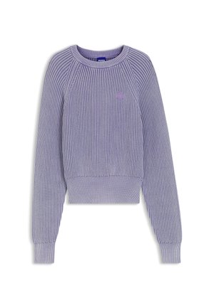Svetlofialový pletený sveter s dlhými rukávmi, rebrovanými manžetami a lemom, okrúhlym výstrihom a malým kruhovým logom na ľavej strane hrudníka.