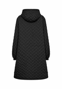 Cearcă neagră matlasată cu glugă, având o textură țesută, mâneci lungi și o croială lejeră. Vederea din spate prezintă un model și o formă uniformă.