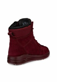 Bordeaux enkelboot met een suède afwerking, gevoerde kraag, gemarmerde zwarte voering en een rubberen zool met een lichte hak. Inclusief veters en een trekriem.