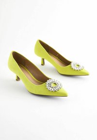 Next FOREVER COMFORT JEWEL TRIM KITTEN - REGULAR FIT - Pumps - lime green