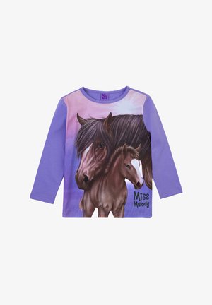 Maglietta a maniche lunghe viola con grafiche di un cavallo in marrone e crema, accompagnata dal testo "Miss Melody" in nero su uno sfondo sfumato.