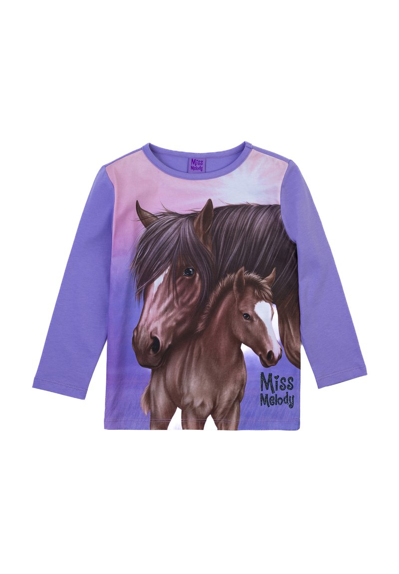 Langarm-Pullover in Lila mit einem Pferde-Graphic in Braun und Creme sowie dem Text "Miss Melody" in Schwarz und einem Farbverlauf-Hintergrund.