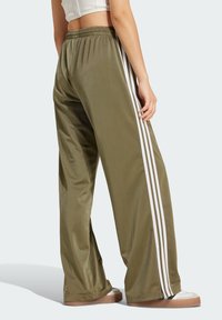 adidas Originals FIREBIRD LOOSE TRACK - Treniņtērpa apakšdaļas - olive strata