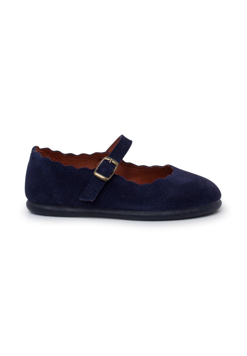 Zapato Mary Jane de ante azul marino con bordes festoneados, correa ajustable y diseño de punta redondeada. Plantilla de cuero marrón y suela de goma negra.