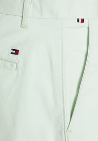 Tommy Hilfiger BROOKLYN - Calções - accent green